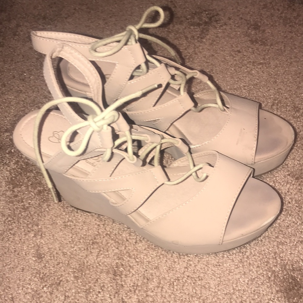 *3 for 20* Dbdk fashion cream colored wedges 9